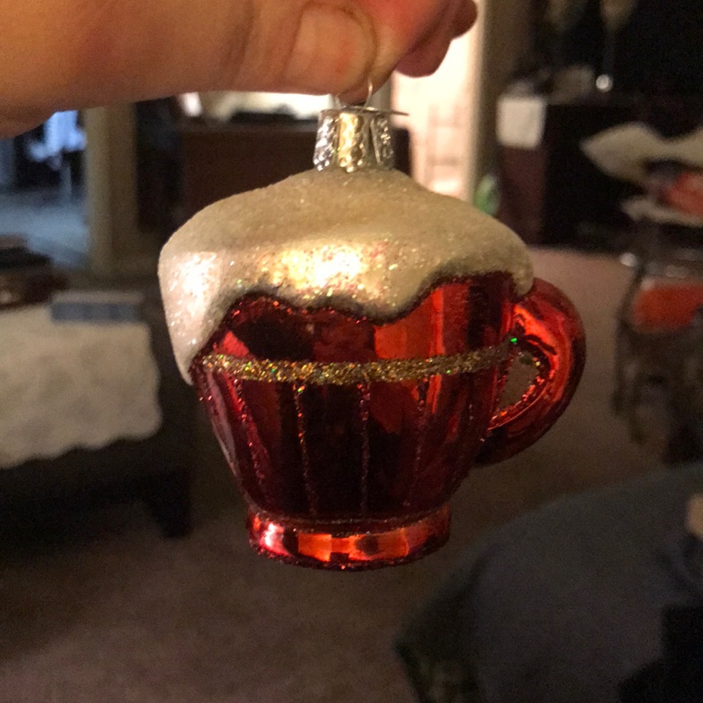 Blown glass foamy mug ornament.